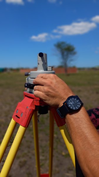 Detalle de equipamiento topográfico de precisión