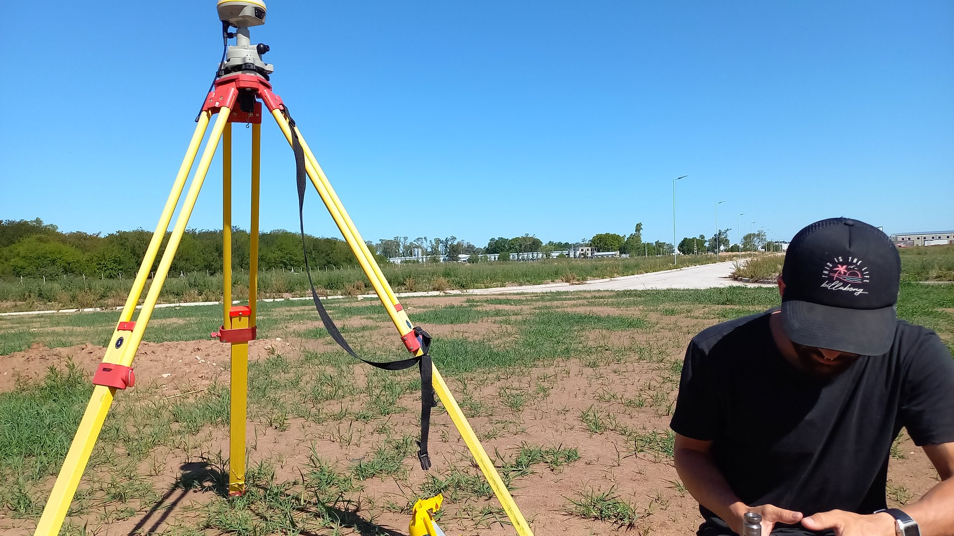 Estación total GPS en terreno de desarrollo