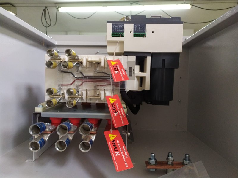 Componentes de tablero eléctrico en armado
