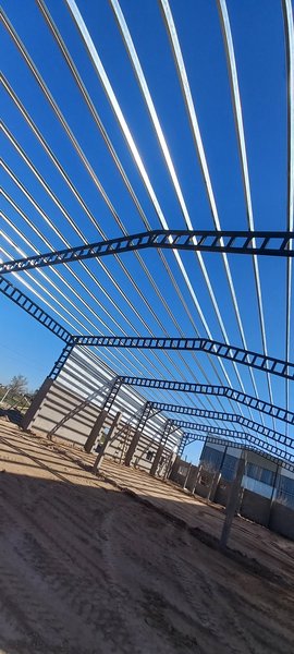 Estructura metálica de galpón en construcción