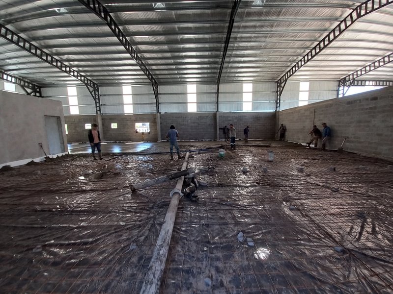 Interior de nave industrial con estructura metálica